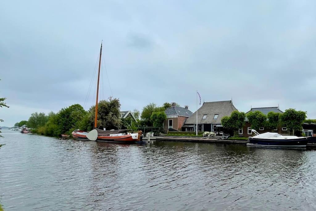 Puur Eastermar - Monumentaal, Authentiek En Luxe Koetshuis Aan Open Vaarwater Met Jacuzzi En Sauna Oostermeer Exterior foto