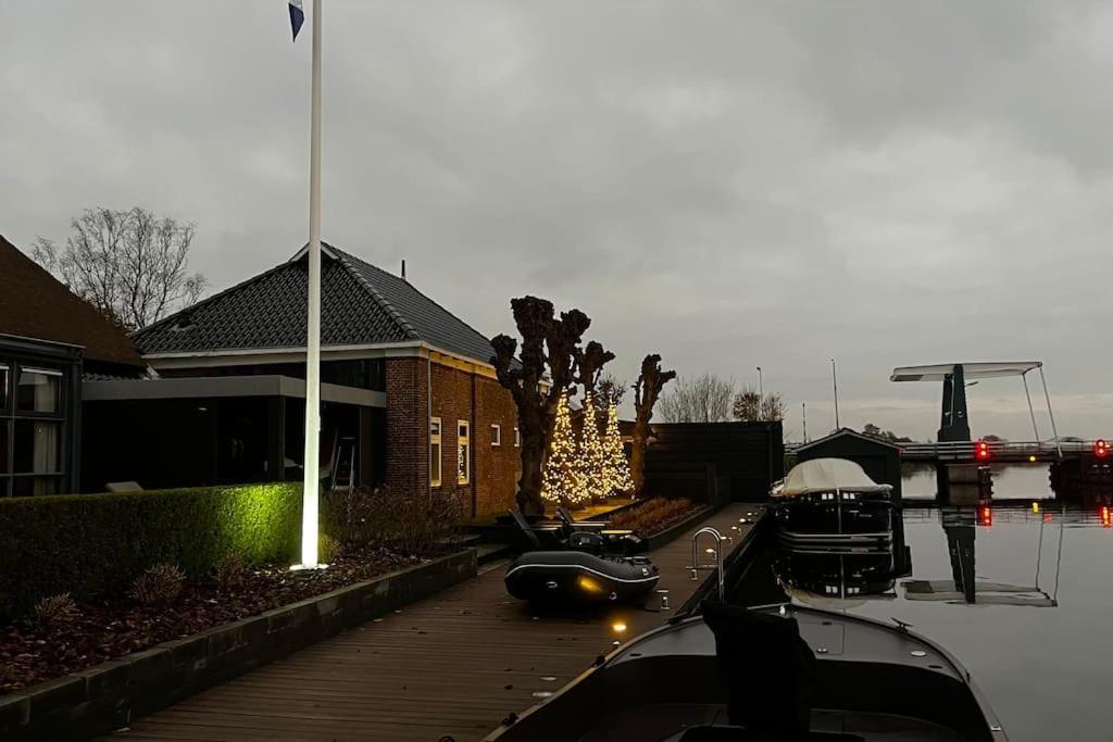 Puur Eastermar - Monumentaal, Authentiek En Luxe Koetshuis Aan Open Vaarwater Met Jacuzzi En Sauna Oostermeer Exterior foto