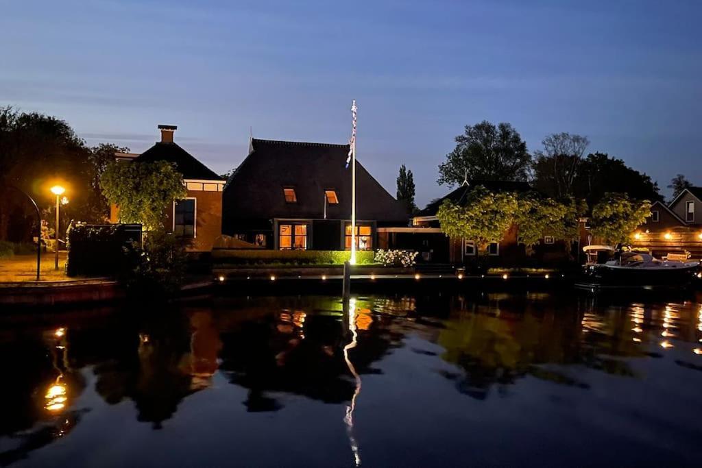 Puur Eastermar - Monumentaal, Authentiek En Luxe Koetshuis Aan Open Vaarwater Met Jacuzzi En Sauna Oostermeer Exterior foto