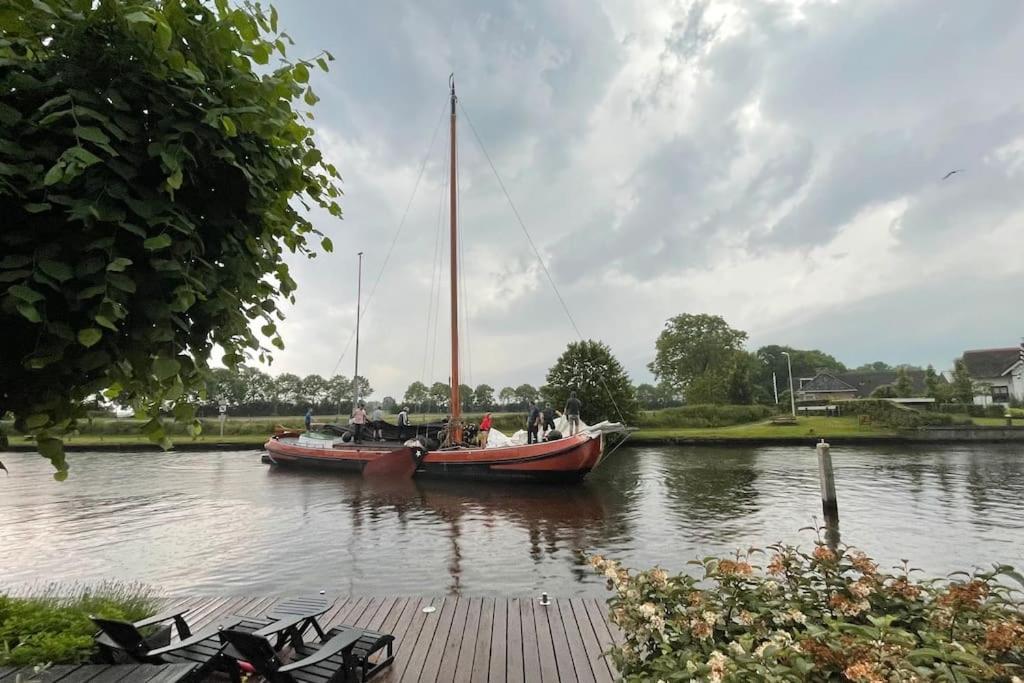 Puur Eastermar - Monumentaal, Authentiek En Luxe Koetshuis Aan Open Vaarwater Met Jacuzzi En Sauna Oostermeer Exterior foto