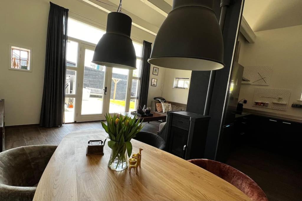 Puur Eastermar - Monumentaal, Authentiek En Luxe Koetshuis Aan Open Vaarwater Met Jacuzzi En Sauna Oostermeer Exterior foto