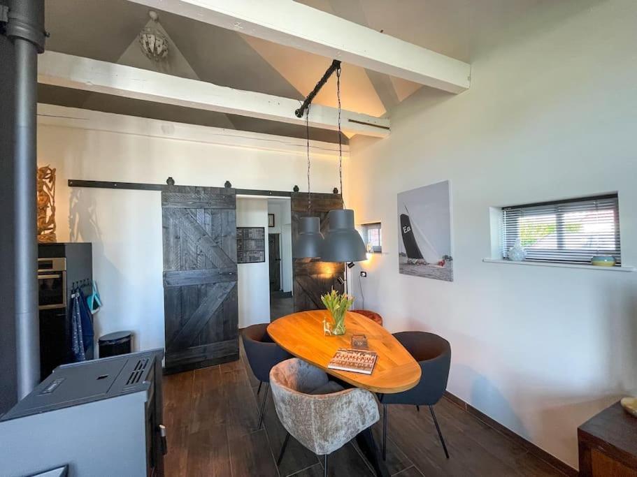 Puur Eastermar - Monumentaal, Authentiek En Luxe Koetshuis Aan Open Vaarwater Met Jacuzzi En Sauna Oostermeer Exterior foto