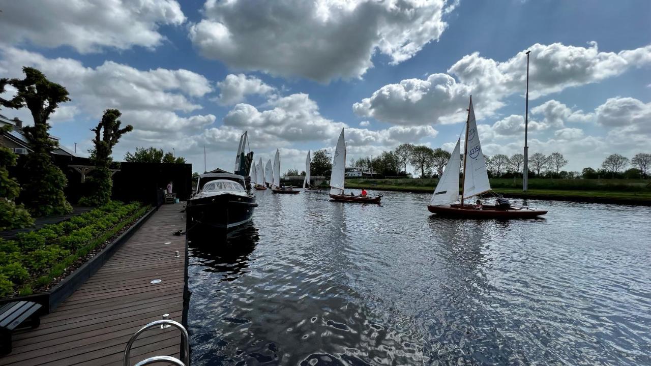 Puur Eastermar - Monumentaal, Authentiek En Luxe Koetshuis Aan Open Vaarwater Met Jacuzzi En Sauna Oostermeer Exterior foto