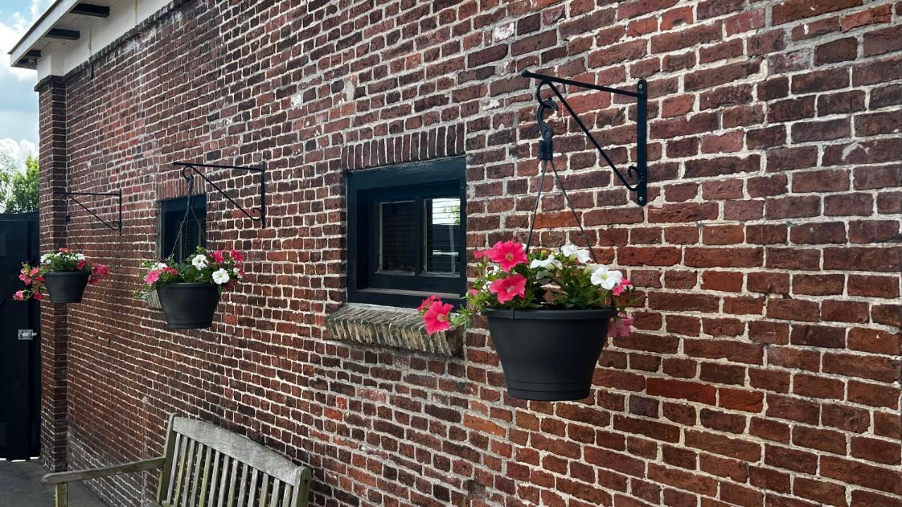 Puur Eastermar - Monumentaal, Authentiek En Luxe Koetshuis Aan Open Vaarwater Met Jacuzzi En Sauna Oostermeer Exterior foto