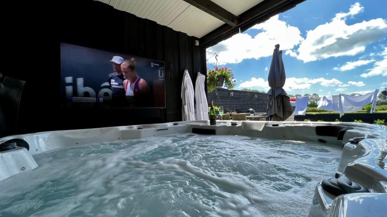 Puur Eastermar - Monumentaal, Authentiek En Luxe Koetshuis Aan Open Vaarwater Met Jacuzzi En Sauna Oostermeer Exterior foto