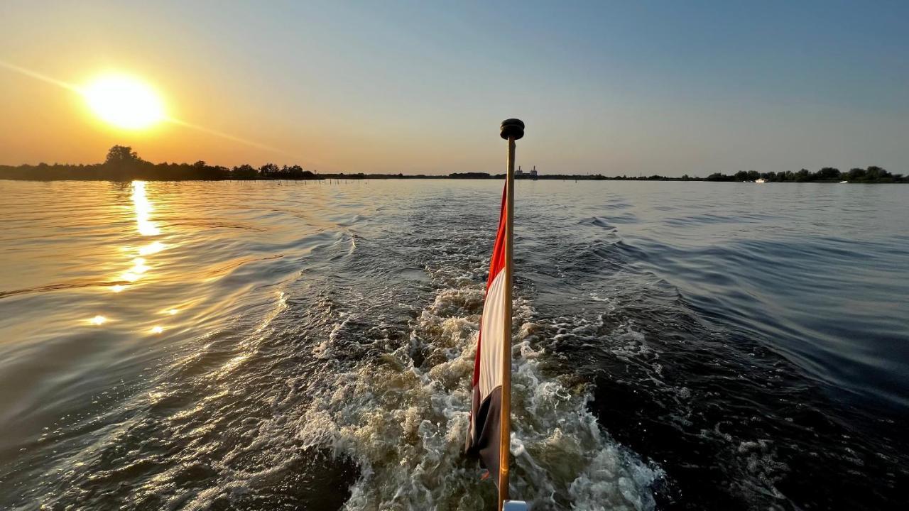 Puur Eastermar - Monumentaal, Authentiek En Luxe Koetshuis Aan Open Vaarwater Met Jacuzzi En Sauna Oostermeer Exterior foto