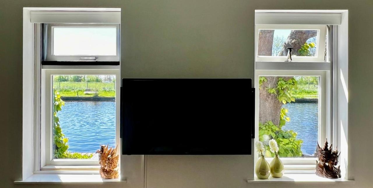 Puur Eastermar - Monumentaal, Authentiek En Luxe Koetshuis Aan Open Vaarwater Met Jacuzzi En Sauna Oostermeer Exterior foto