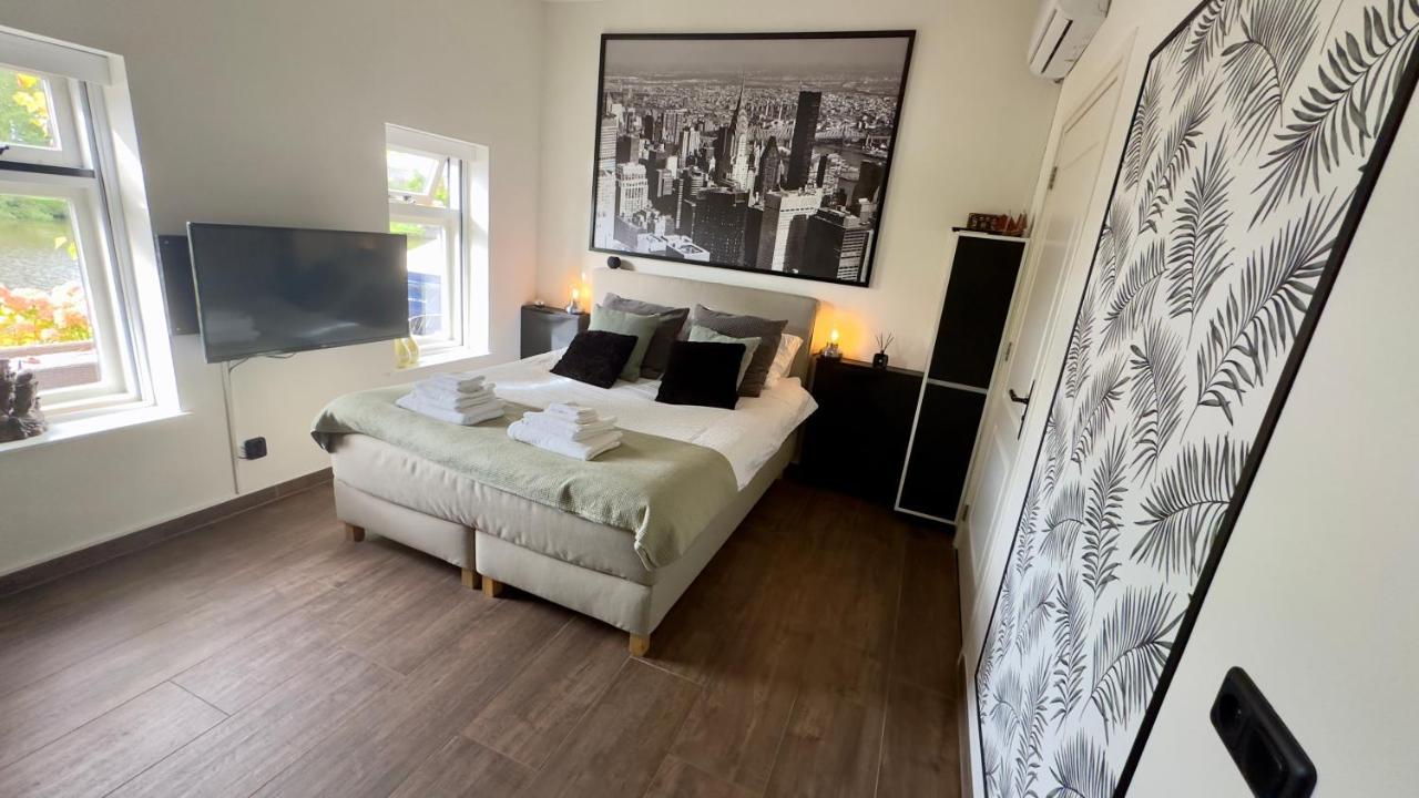 Puur Eastermar - Monumentaal, Authentiek En Luxe Koetshuis Aan Open Vaarwater Met Jacuzzi En Sauna Oostermeer Exterior foto
