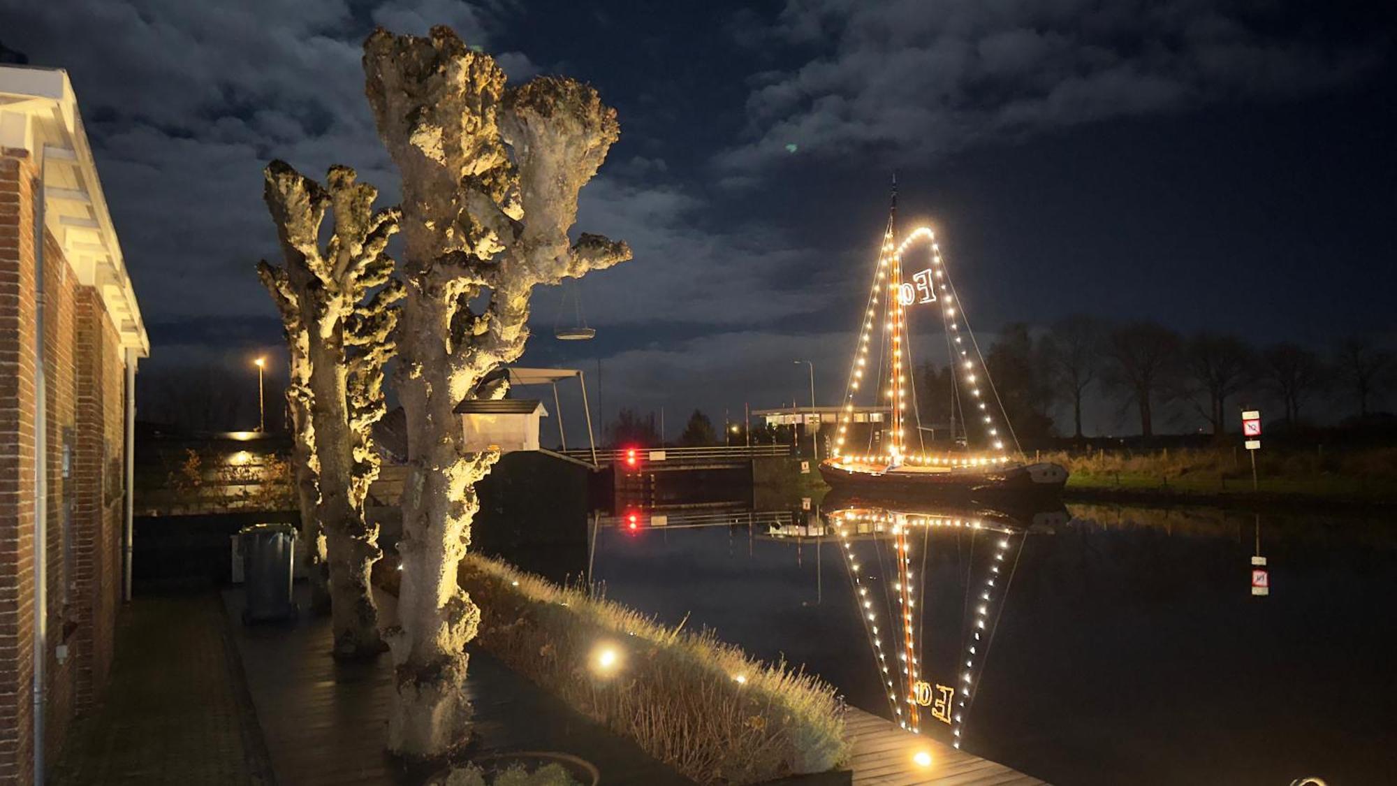 Puur Eastermar - Monumentaal, Authentiek En Luxe Koetshuis Aan Open Vaarwater Met Jacuzzi En Sauna Oostermeer Exterior foto