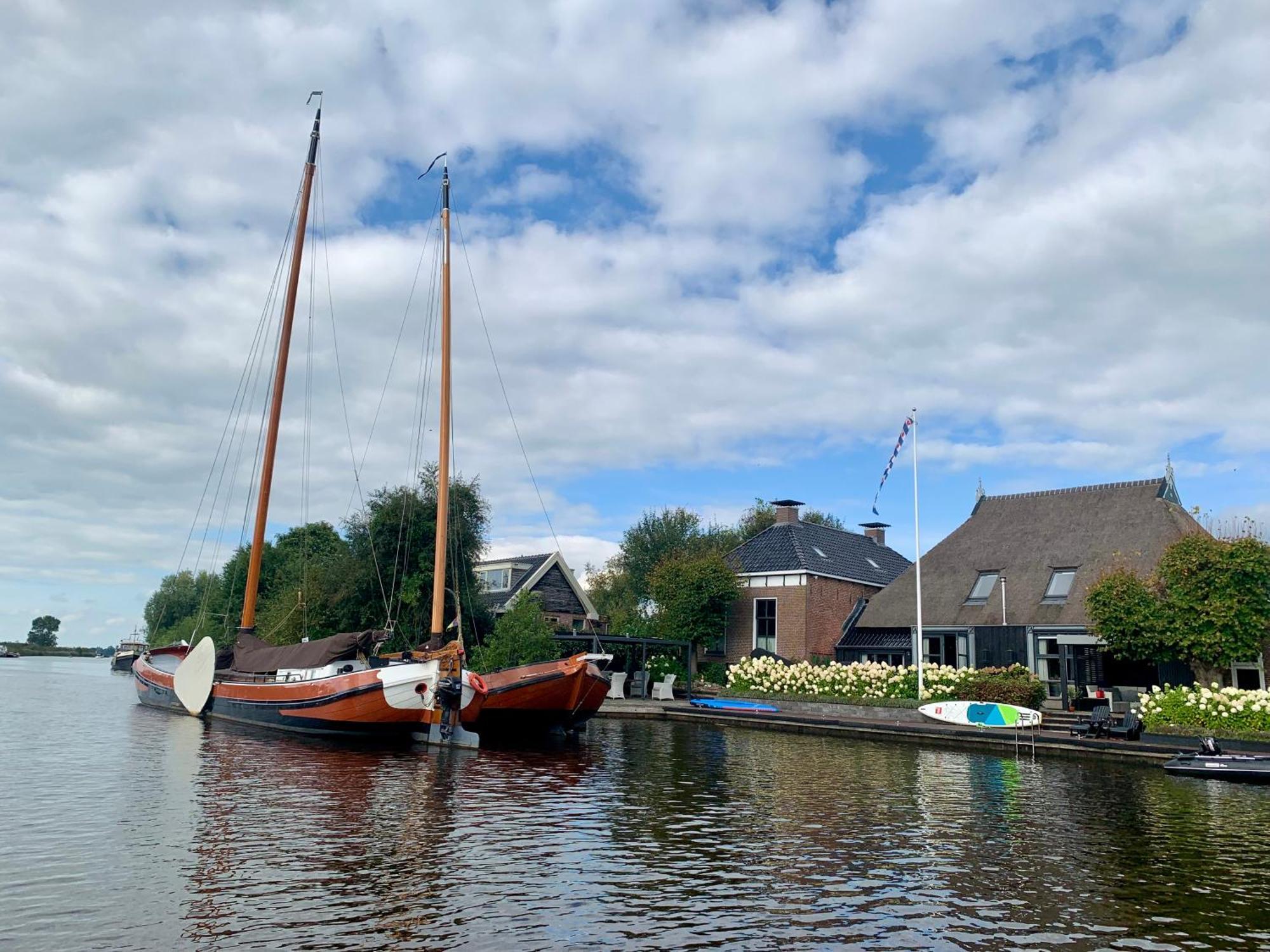 Puur Eastermar - Monumentaal, Authentiek En Luxe Koetshuis Aan Open Vaarwater Met Jacuzzi En Sauna Oostermeer Exterior foto
